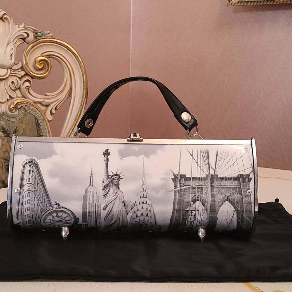 Handbags - Picture 2 of 5